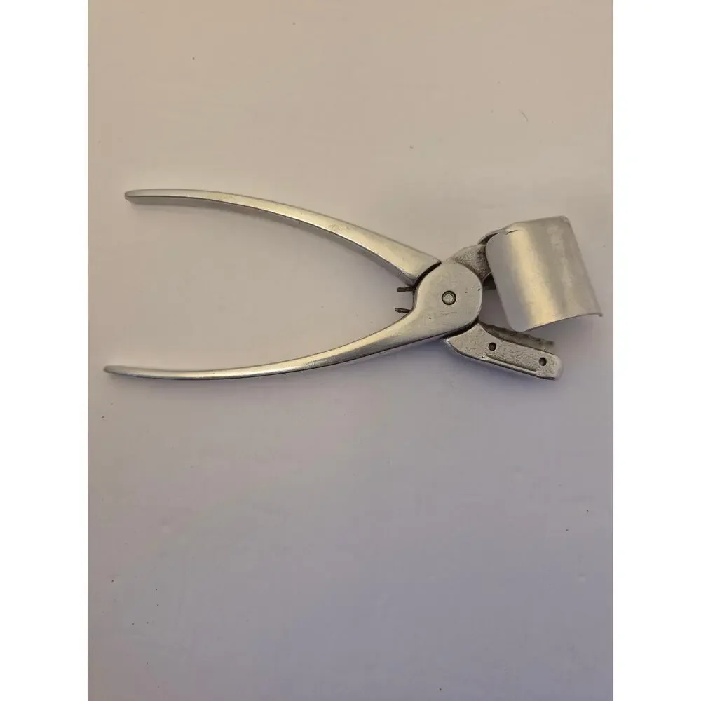 The Clipper Pecan Sheller Vintage USA Pre-Owned In Box Metal